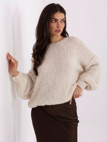 Jasnobeżowy damski sweter boucle z przeszyciami