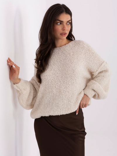 Jasnobeżowy damski sweter boucle z przeszyciami