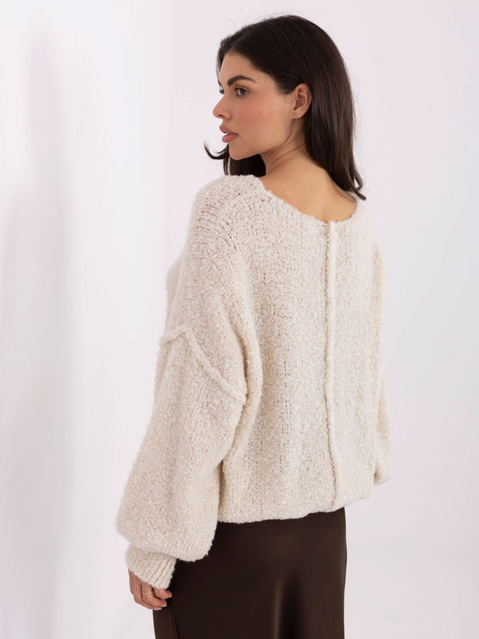 Jasnobeżowy damski sweter boucle z przeszyciami