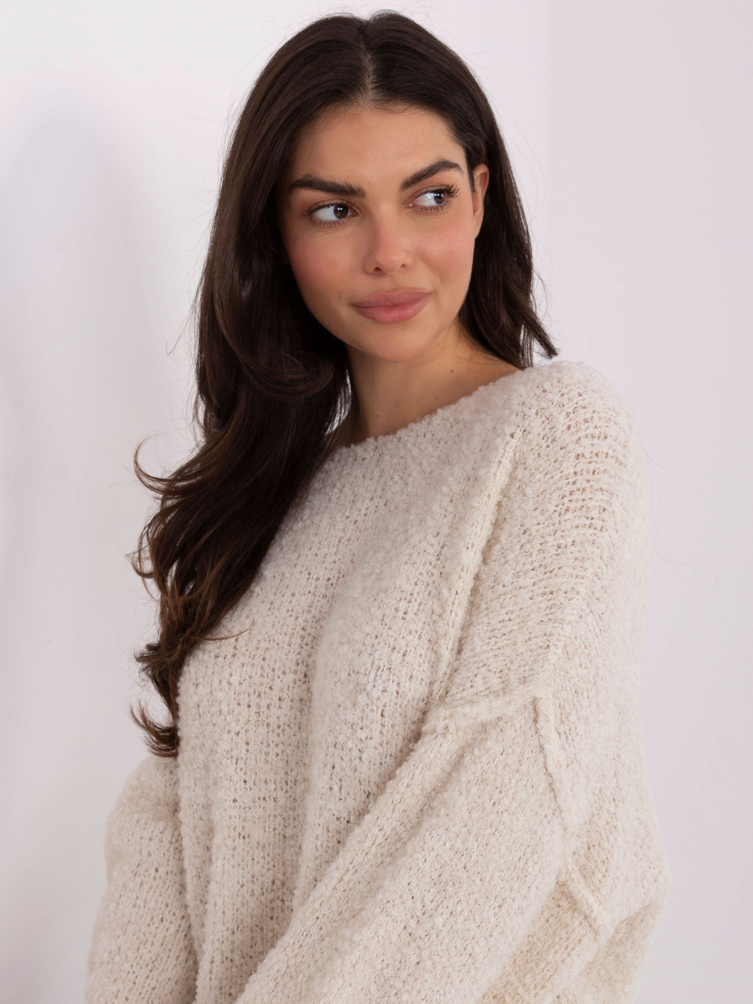 Jasnobeżowy damski sweter boucle z przeszyciami