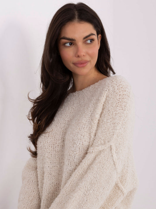 Jasnobeżowy damski sweter boucle z przeszyciami