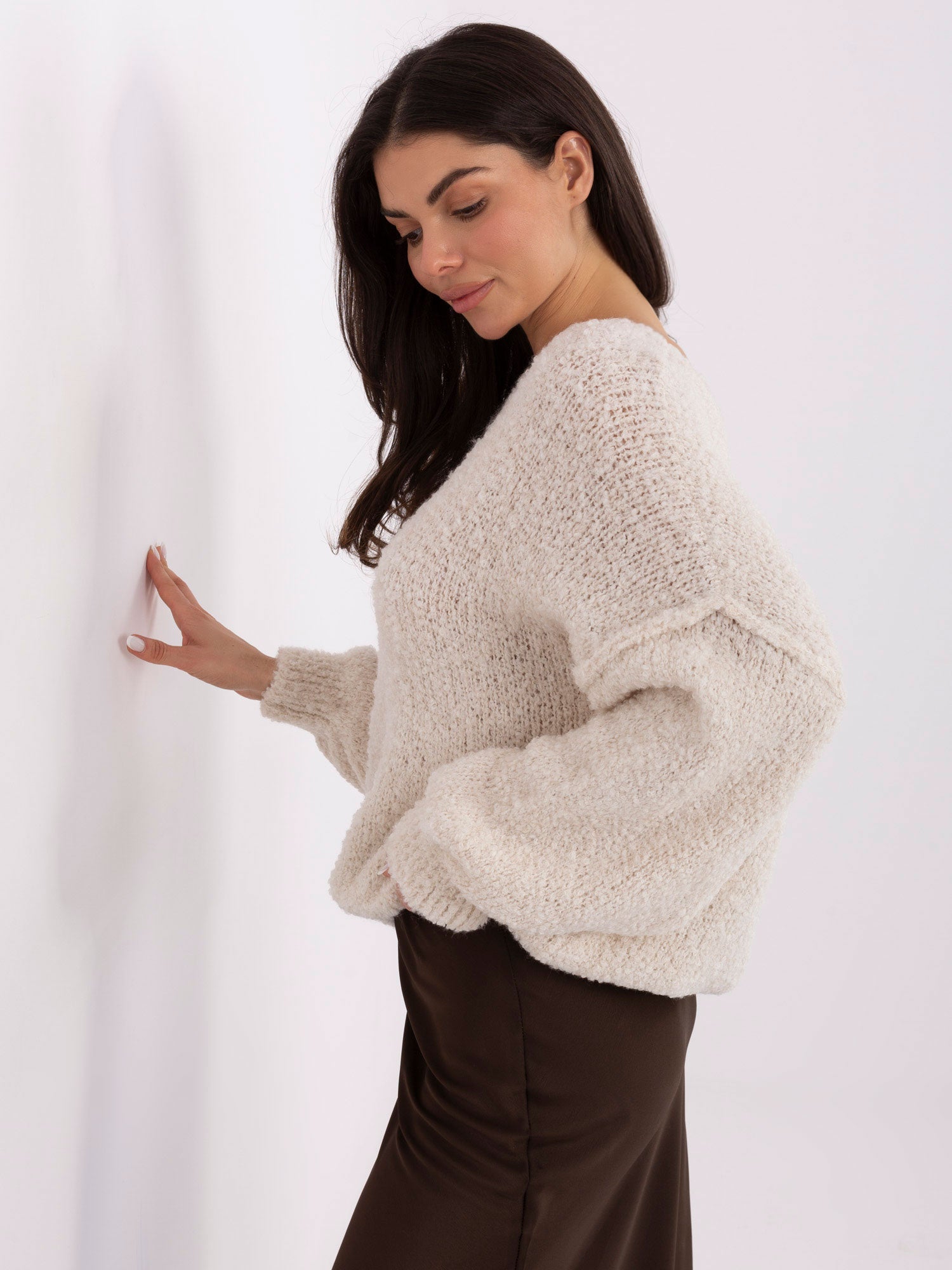 Jasnobeżowy damski sweter boucle z przeszyciami