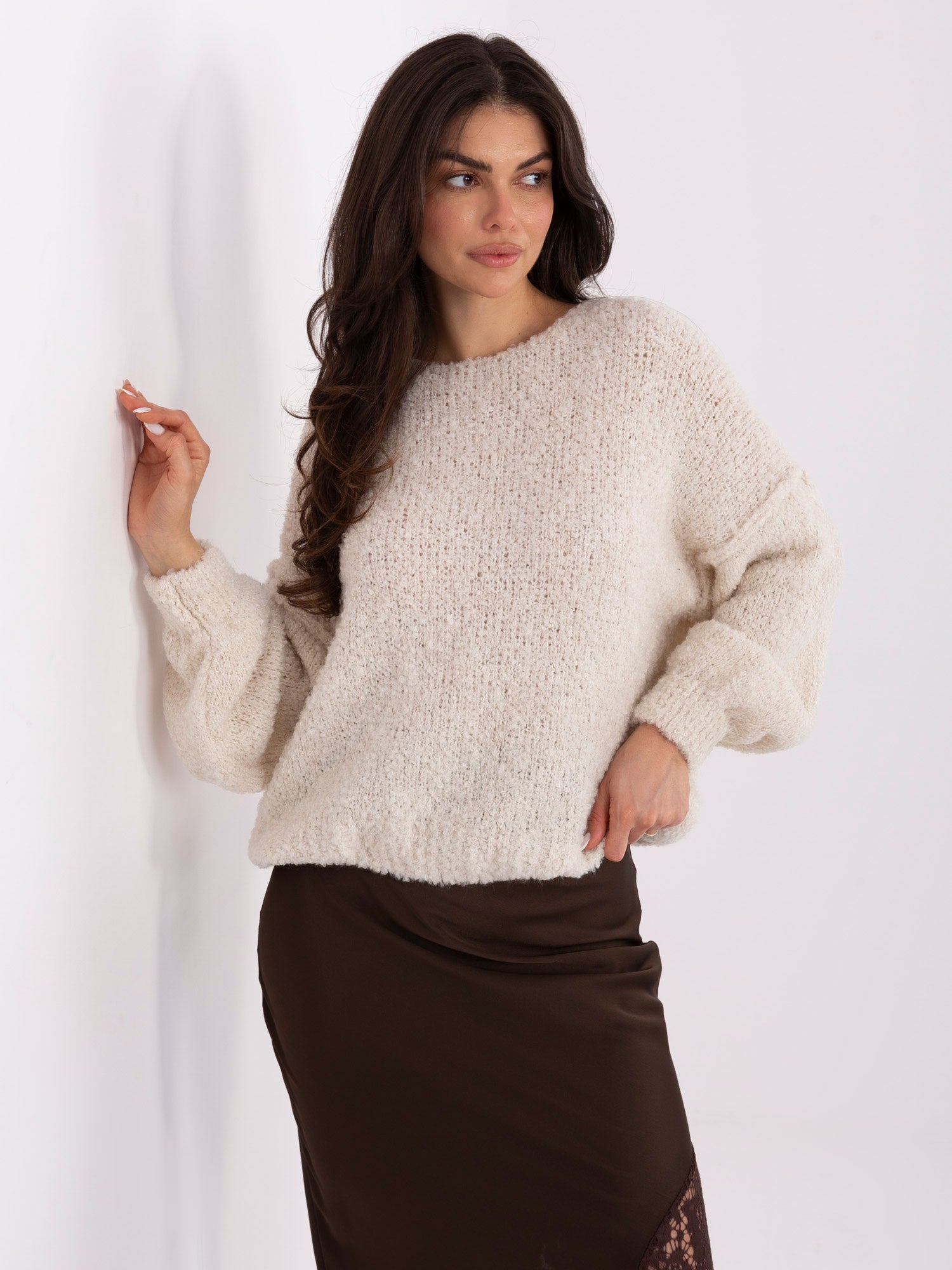 Jasnobeżowy damski sweter boucle z przeszyciami