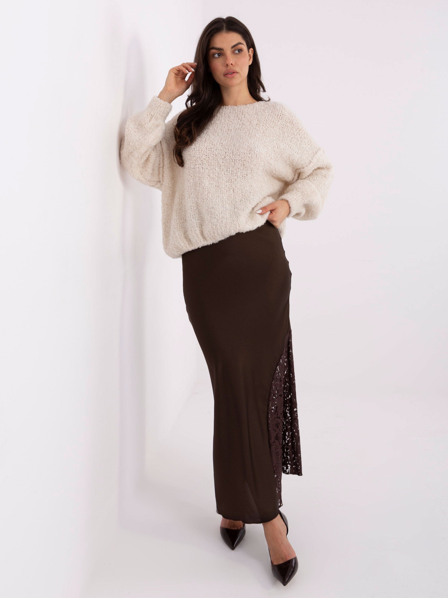 Jasnobeżowy damski sweter boucle z przeszyciami