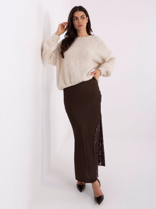 Jasnobeżowy damski sweter boucle z przeszyciami