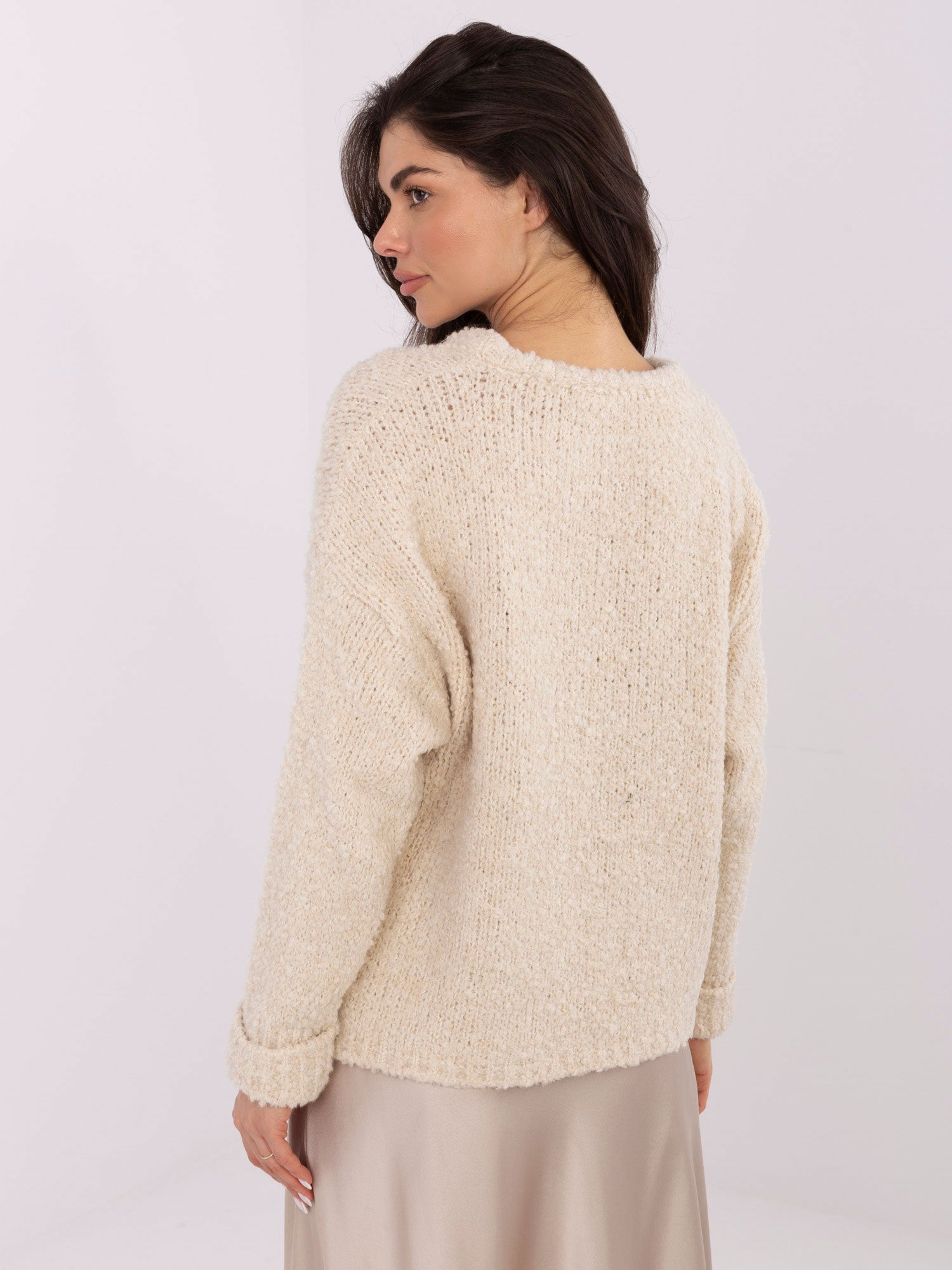 Jasnobeżowy sweter boucle z domieszką alpaki