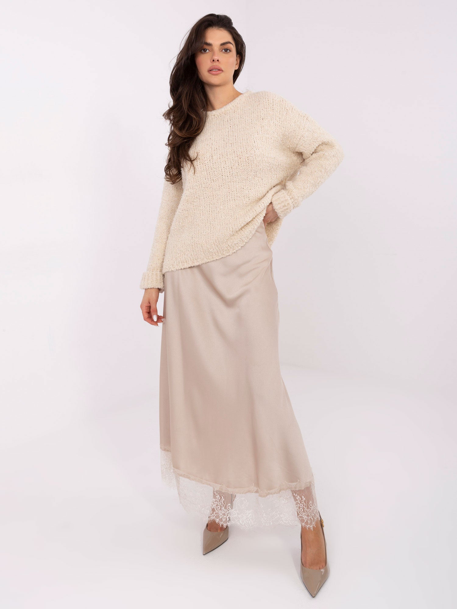 Jasnobeżowy sweter boucle z domieszką alpaki