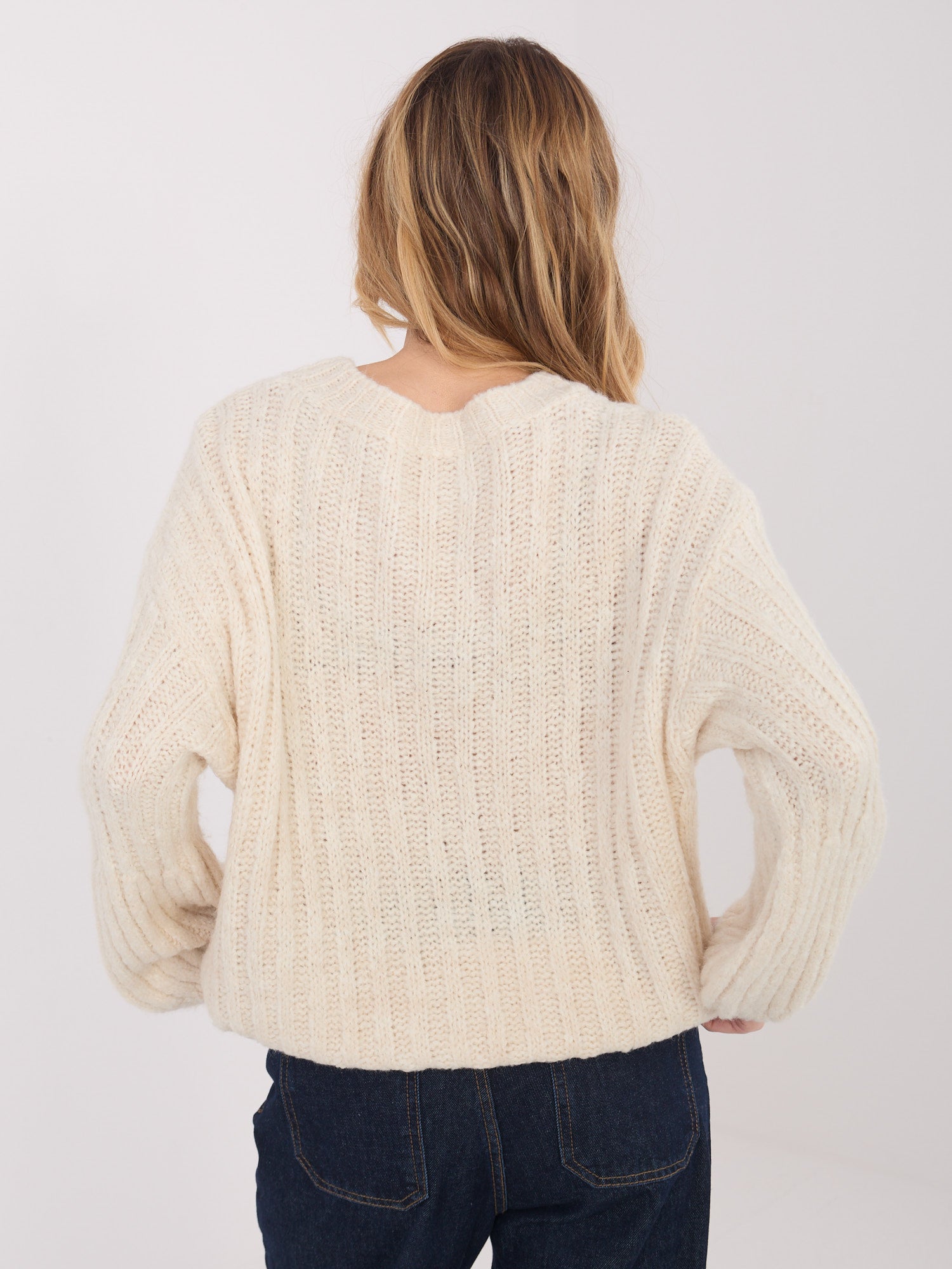 Jasnobeżowy sweter oversize z okrągłym dekoltem