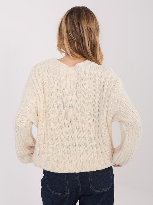 Jasnobeżowy sweter oversize z okrągłym dekoltem