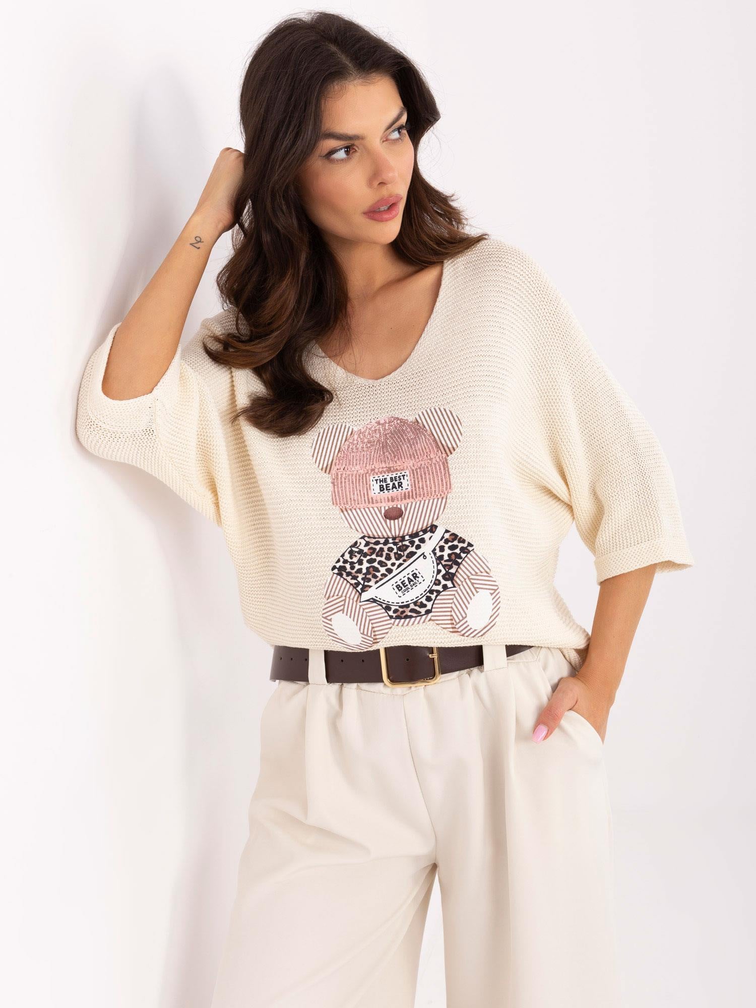 Jasnobeżowy sweter oversize z nadrukiem misia