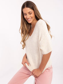 Jasnobeżowy sweter oversize z krótkim rękawem