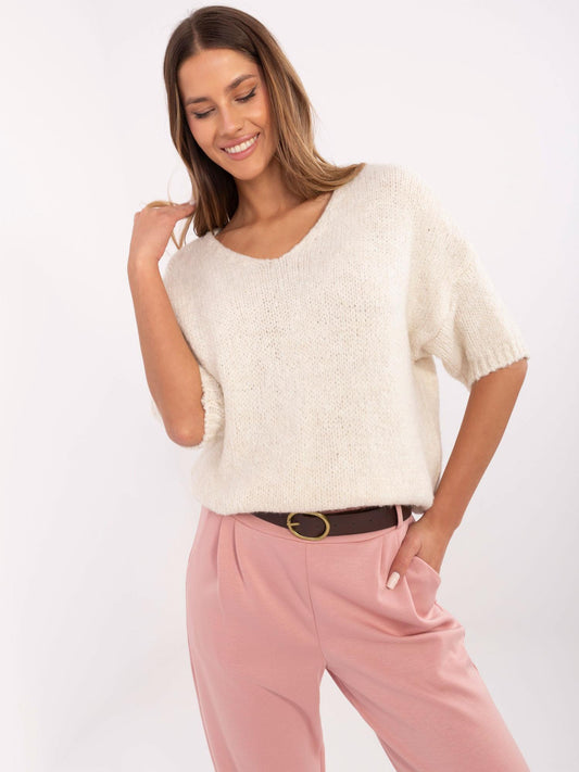 Jasnobeżowy sweter oversize z krótkim rękawem