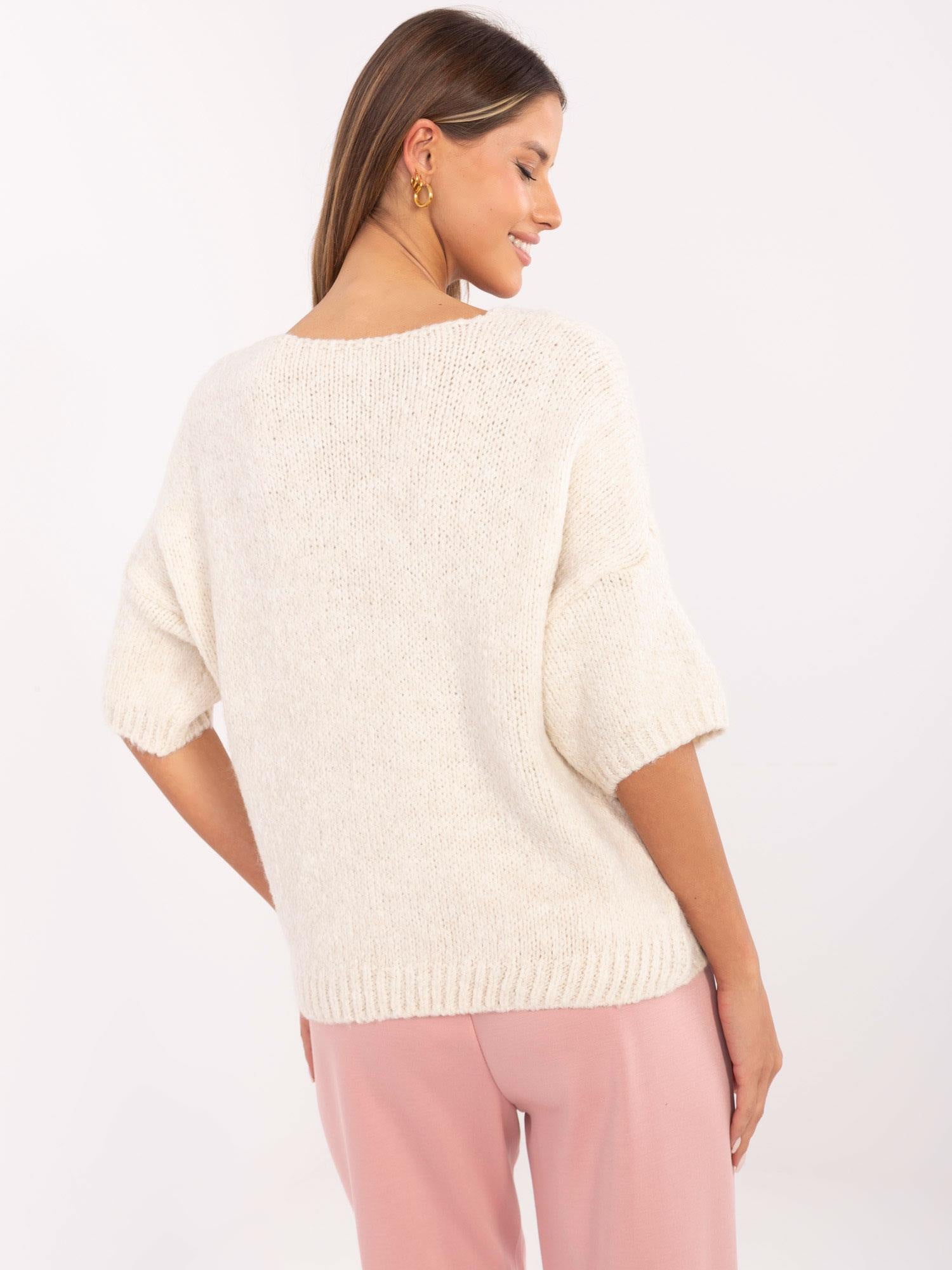 Jasnobeżowy sweter oversize z krótkim rękawem