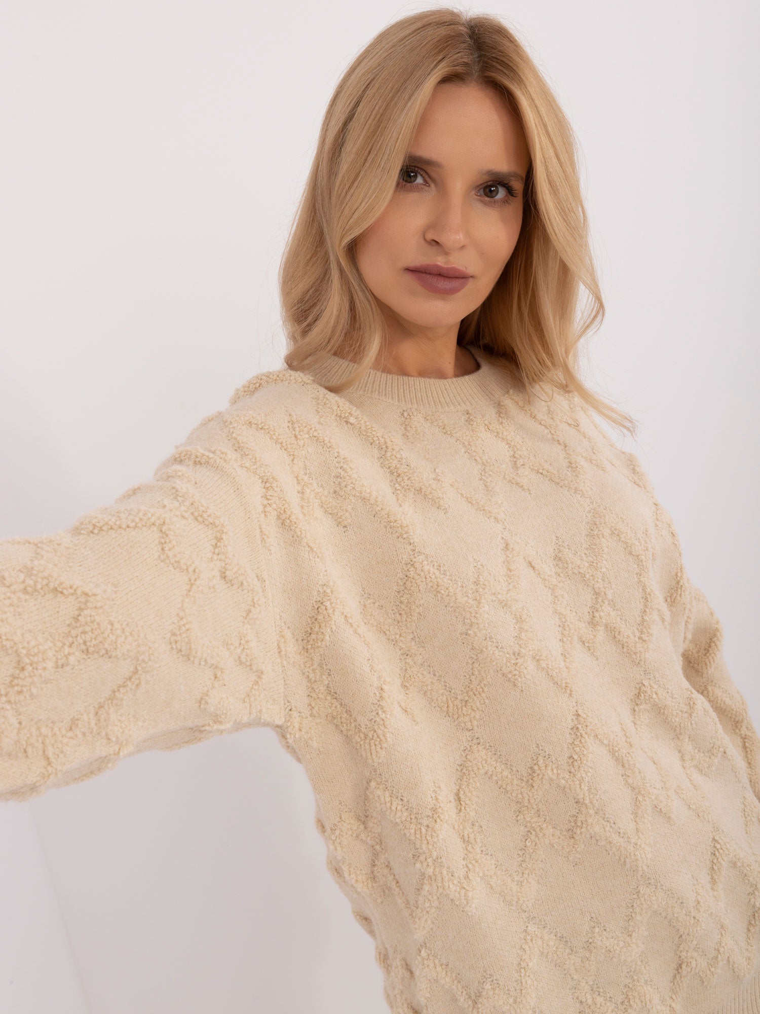 Jasnobeżowy sweter oversize z długim rękawem