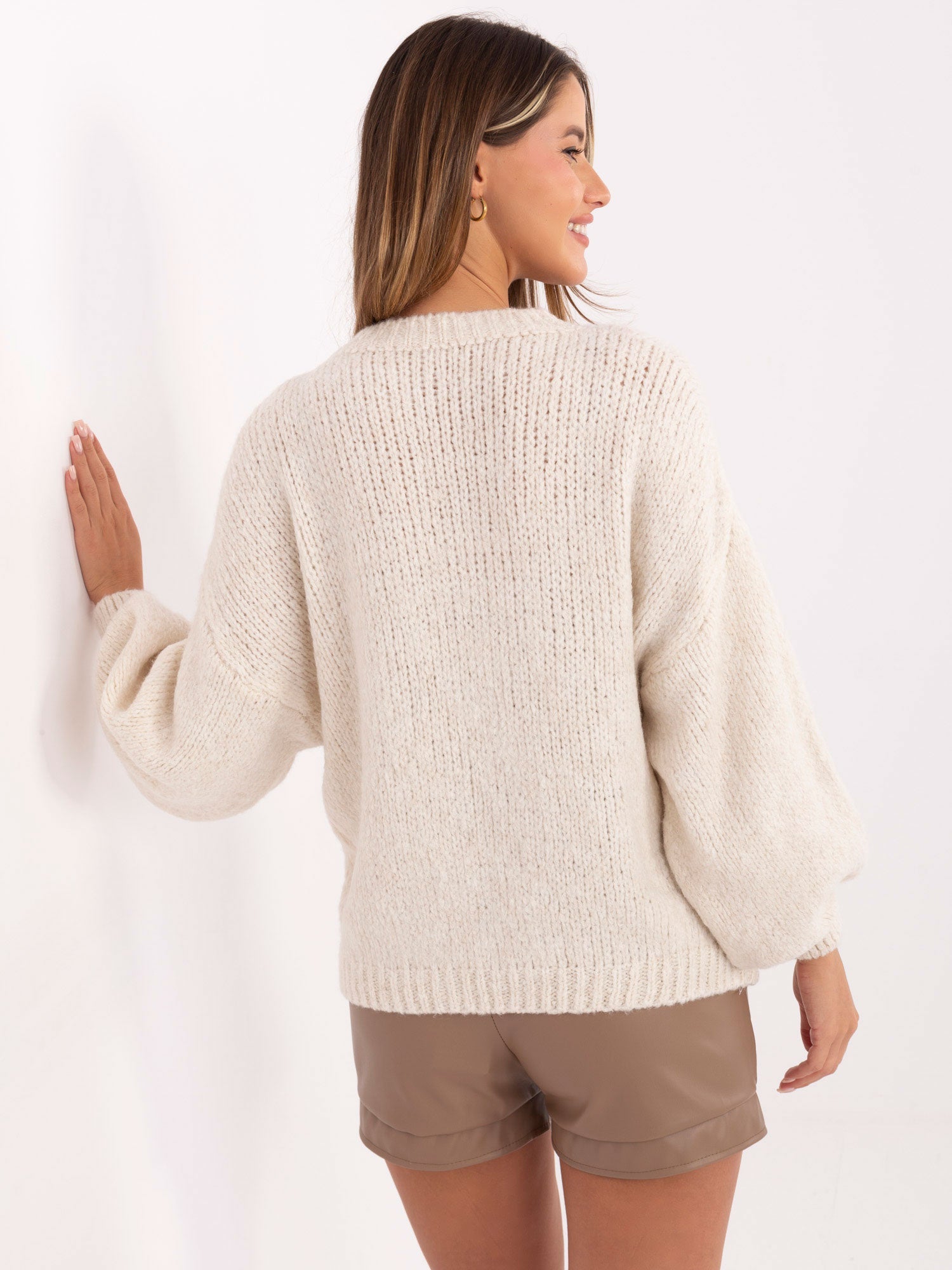 Jasnobeżowy sweter oversize w jednolitym kolorze