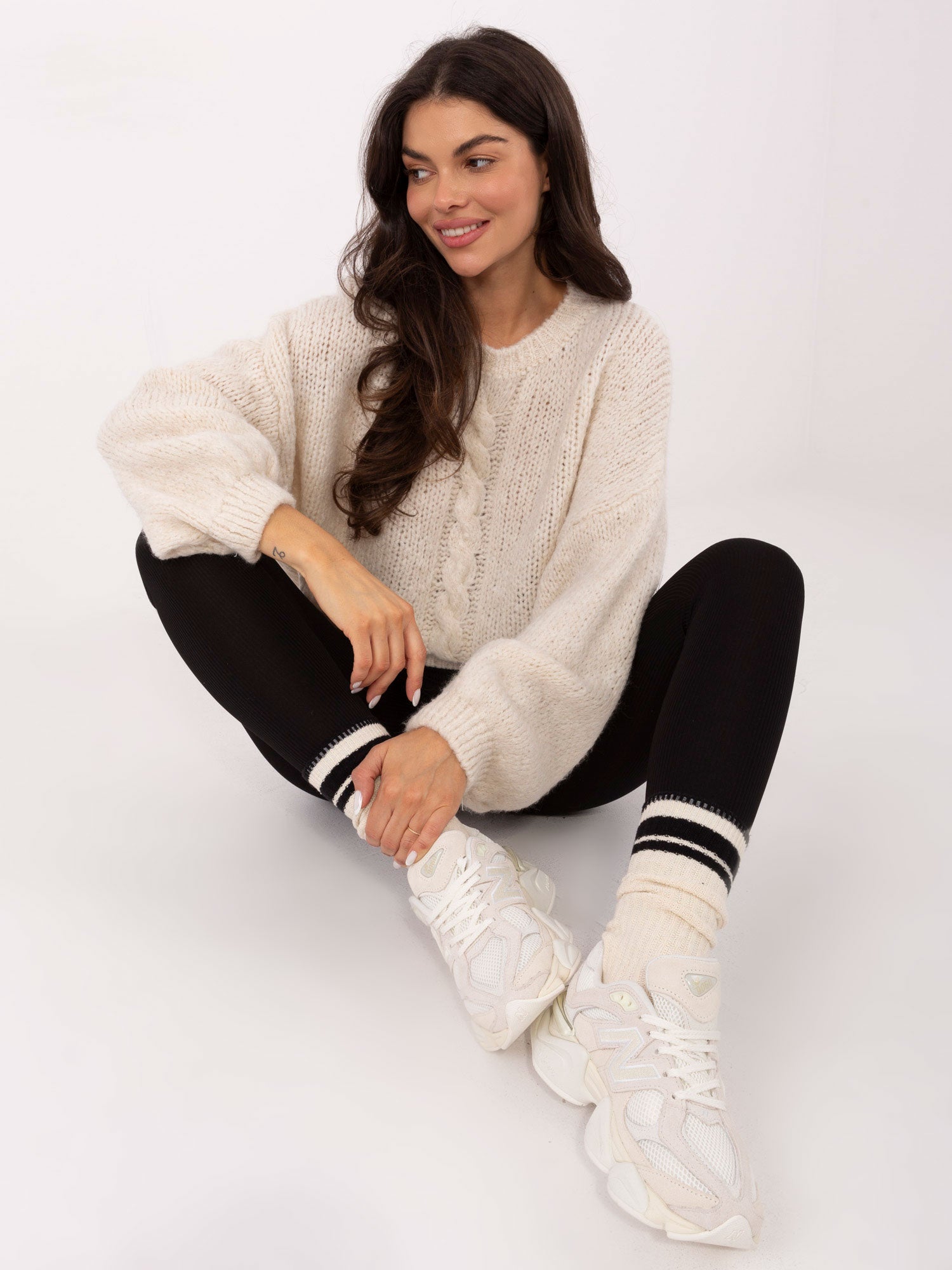 Jasnobeżowy sweter oversize z domieszką wełny