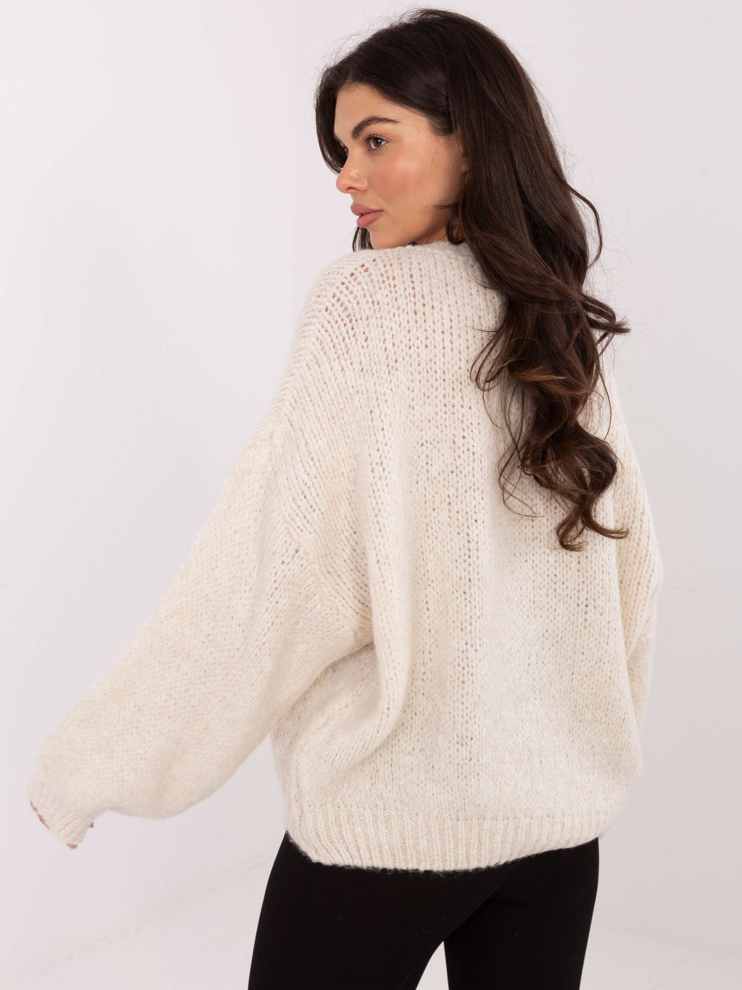 Jasnobeżowy sweter oversize z domieszką wełny