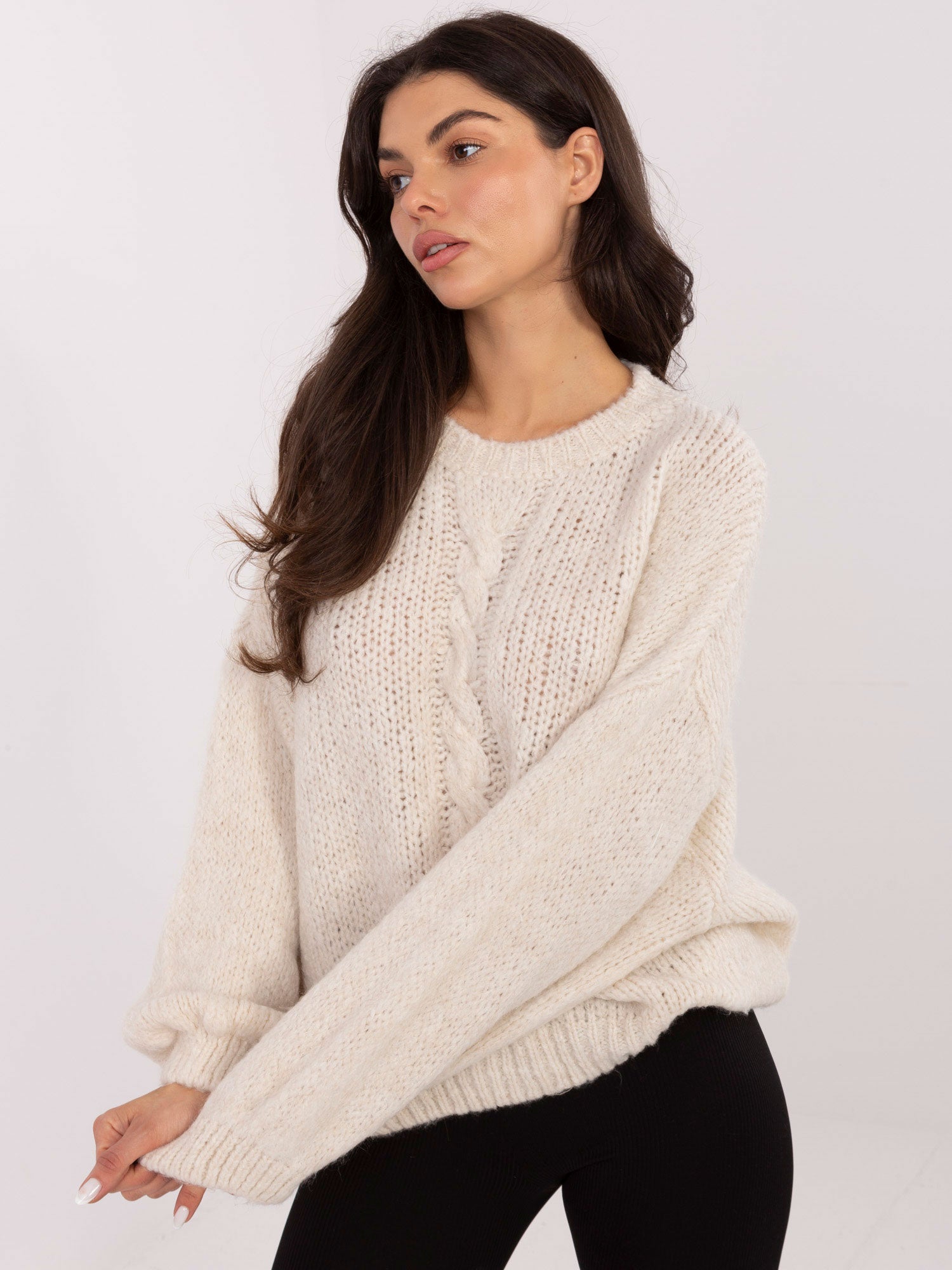 Jasnobeżowy sweter oversize z domieszką wełny