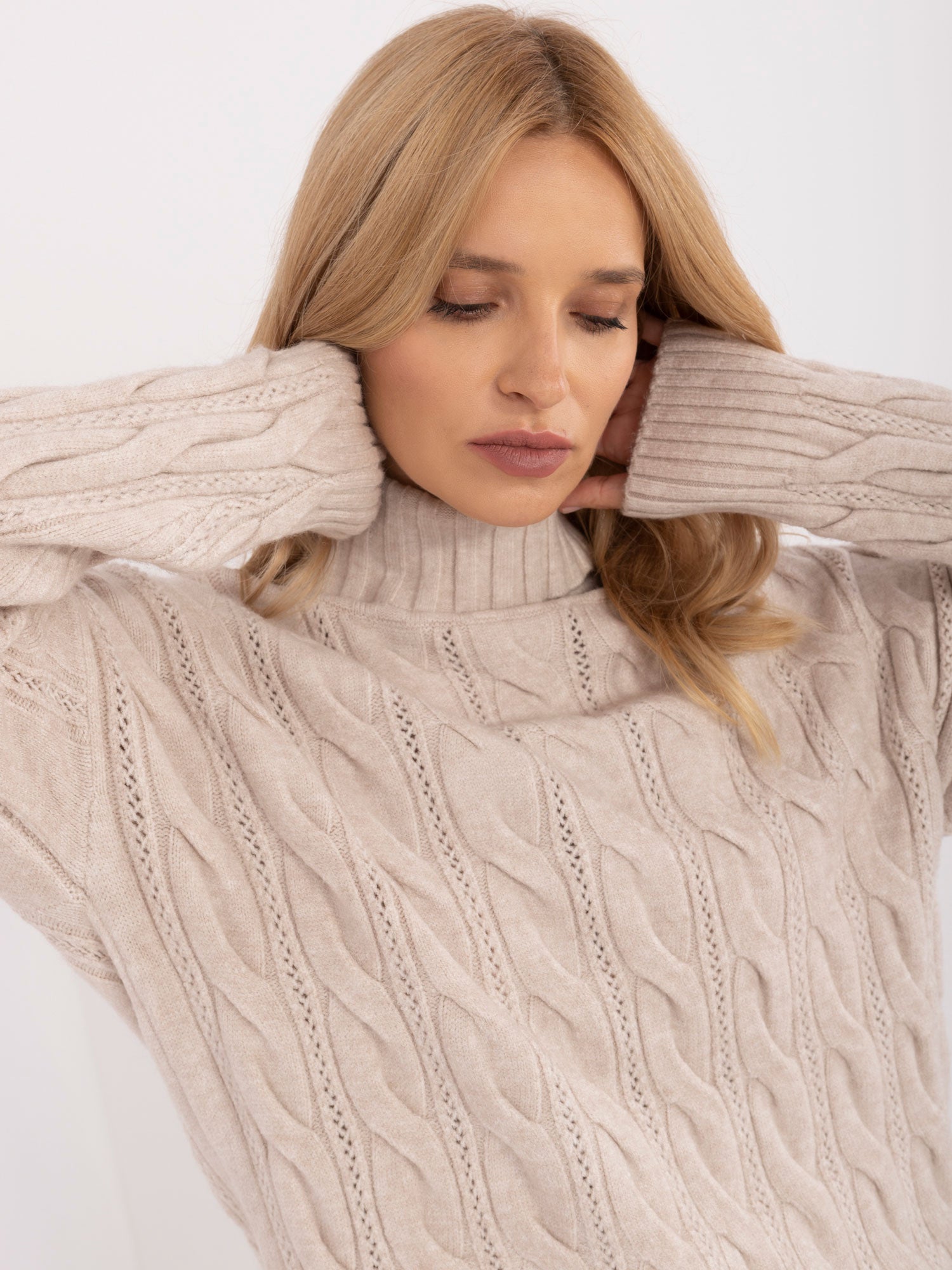 Jasnobeżowy sweter z golfem i długim rękawem