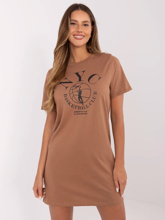 SUBLEVEL Jasnobrązowa t-shirtowa sukienka z napisem