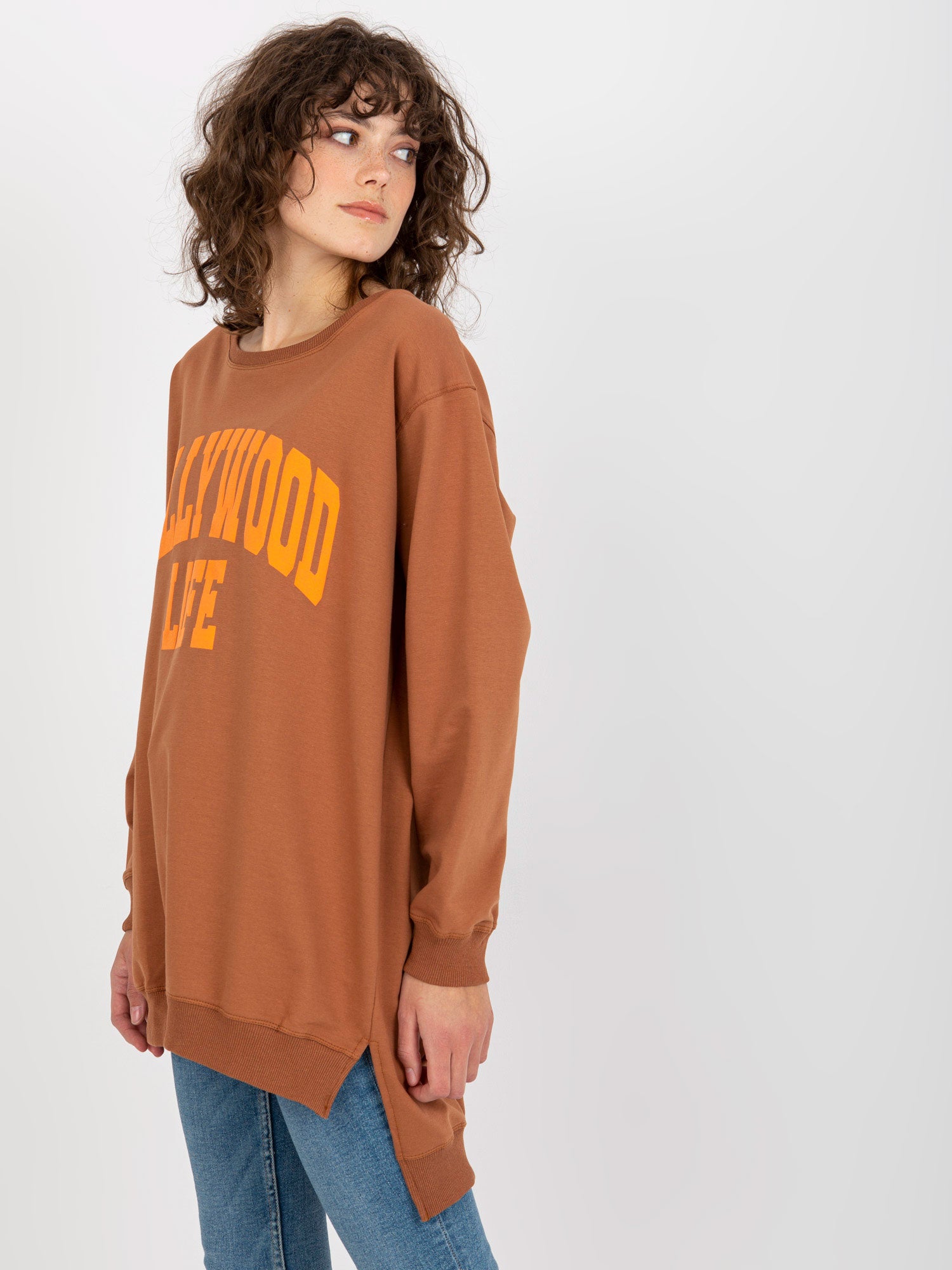 Jasnobrązowo-pomarańczowa długa bluza oversize z napisem