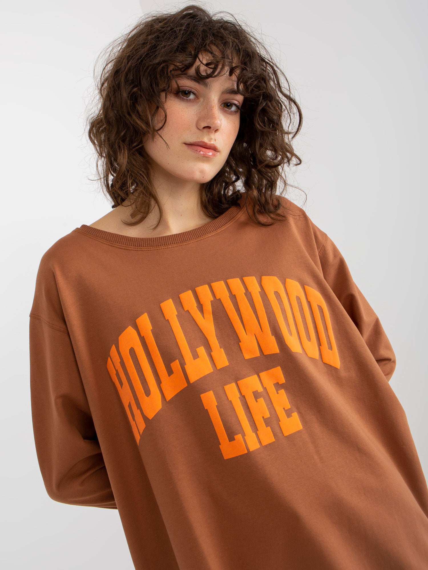 Jasnobrązowo-pomarańczowa długa bluza oversize z napisem