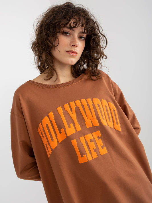 Jasnobrązowo-pomarańczowa długa bluza oversize z napisem