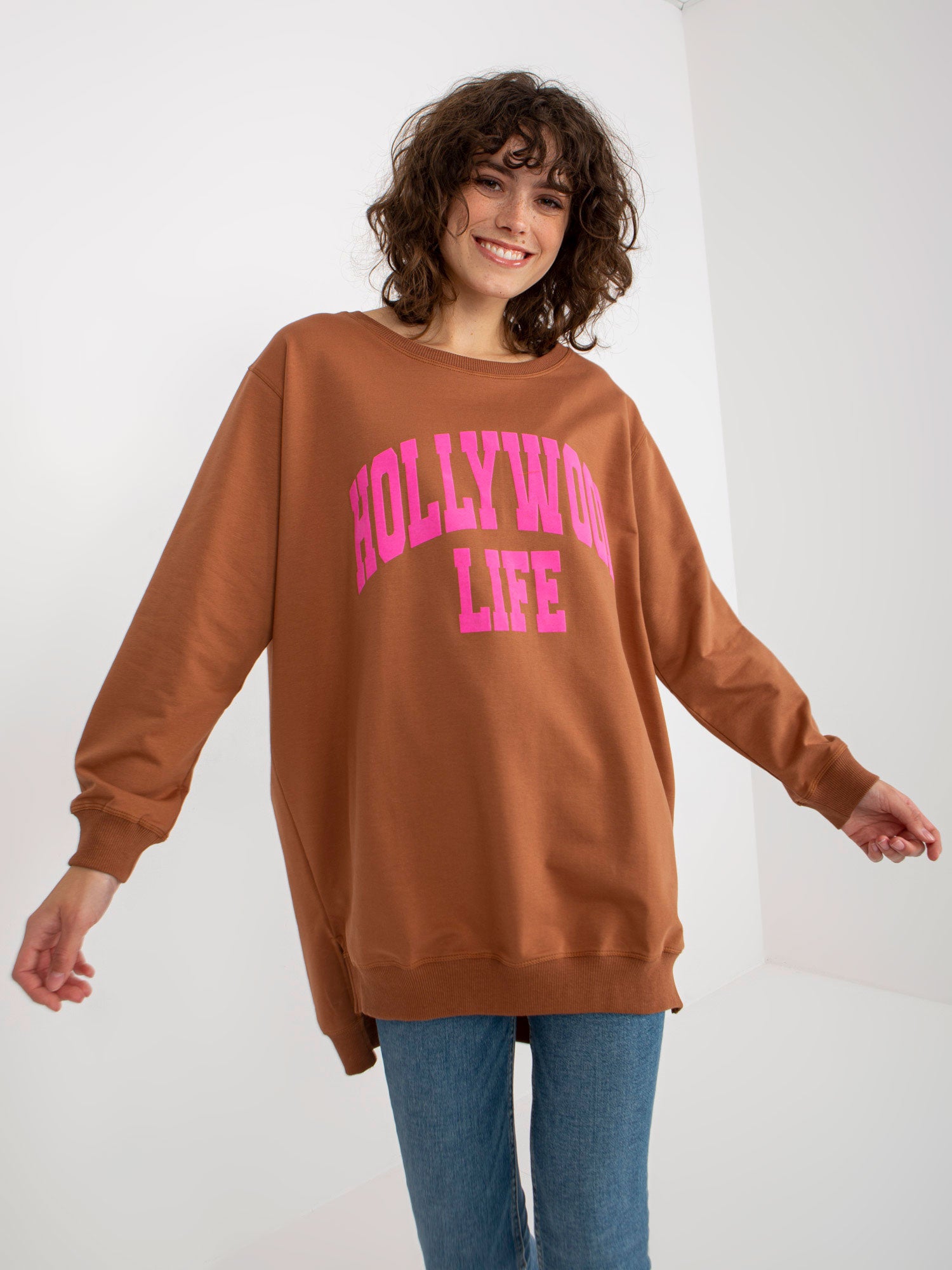 Jasnobrązowo-różowa długa bluza oversize z napisem