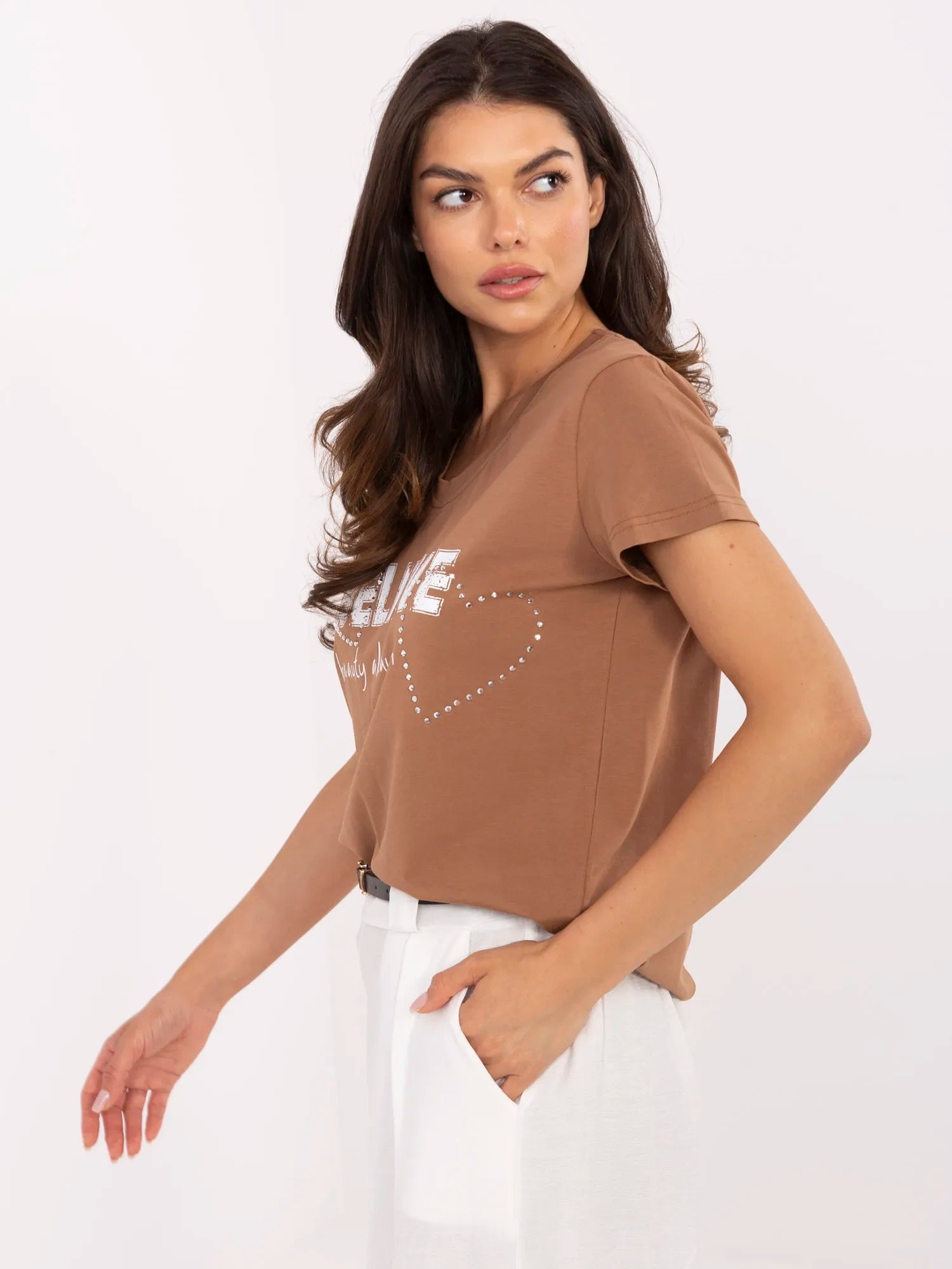 Jasnobrązowy damski t-shirt z napisem