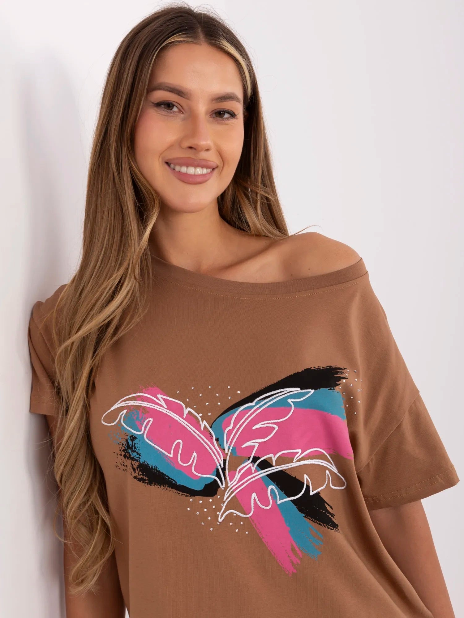 Jasnobrązowy damski t-shirt z nadrukiem