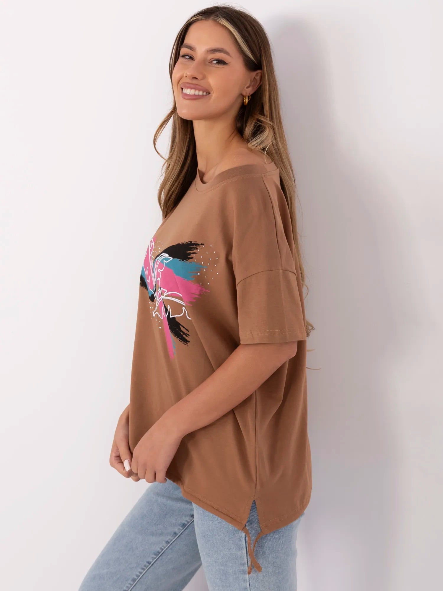 Jasnobrązowy damski t-shirt z nadrukiem