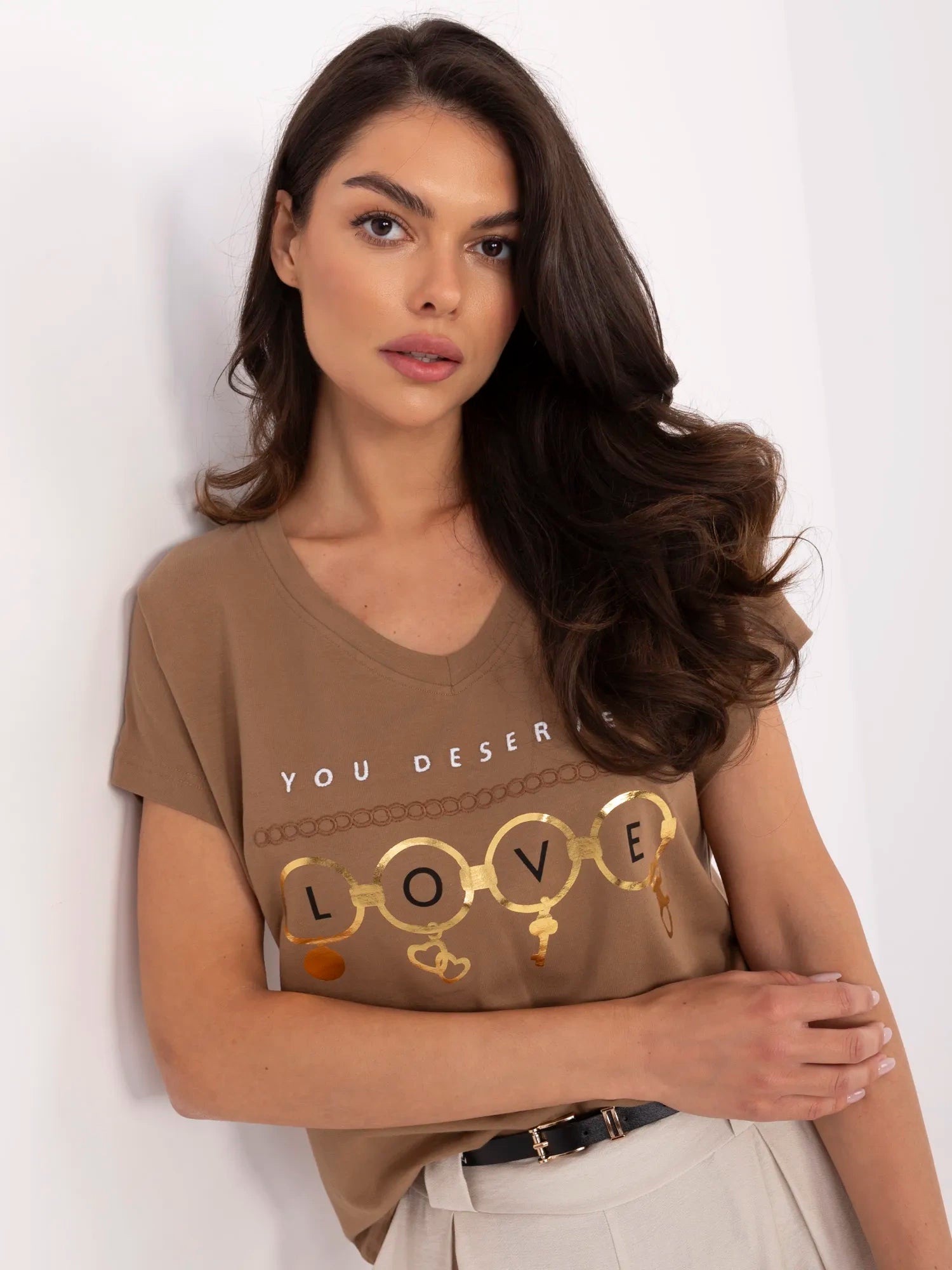 Jasnobrązowy damski t-shirt z dekoltem V
