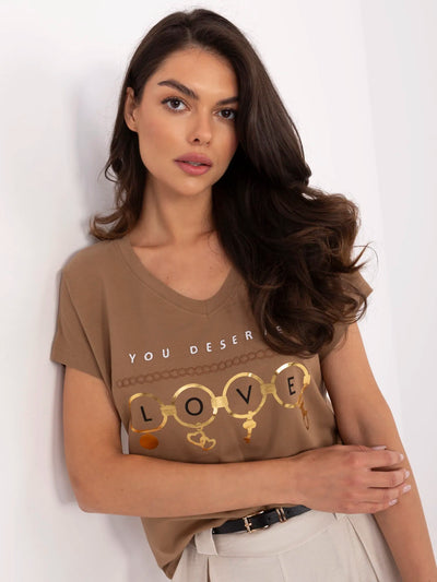 Jasnobrązowy damski t-shirt z dekoltem V