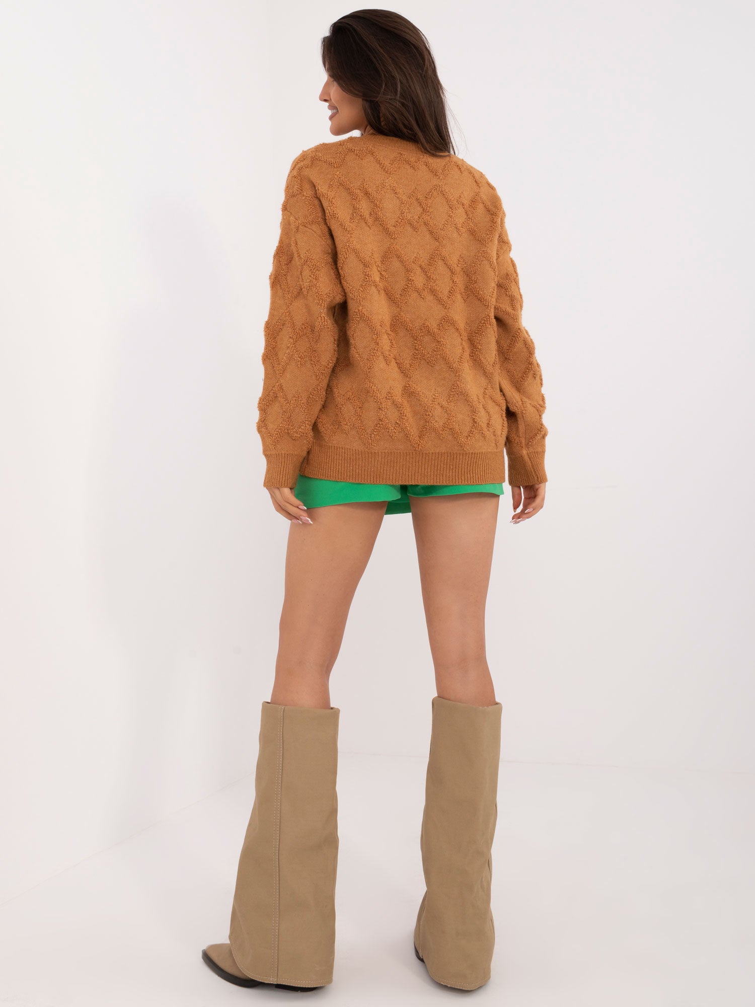 Jasnobrązowy damski sweter oversize we wzory
