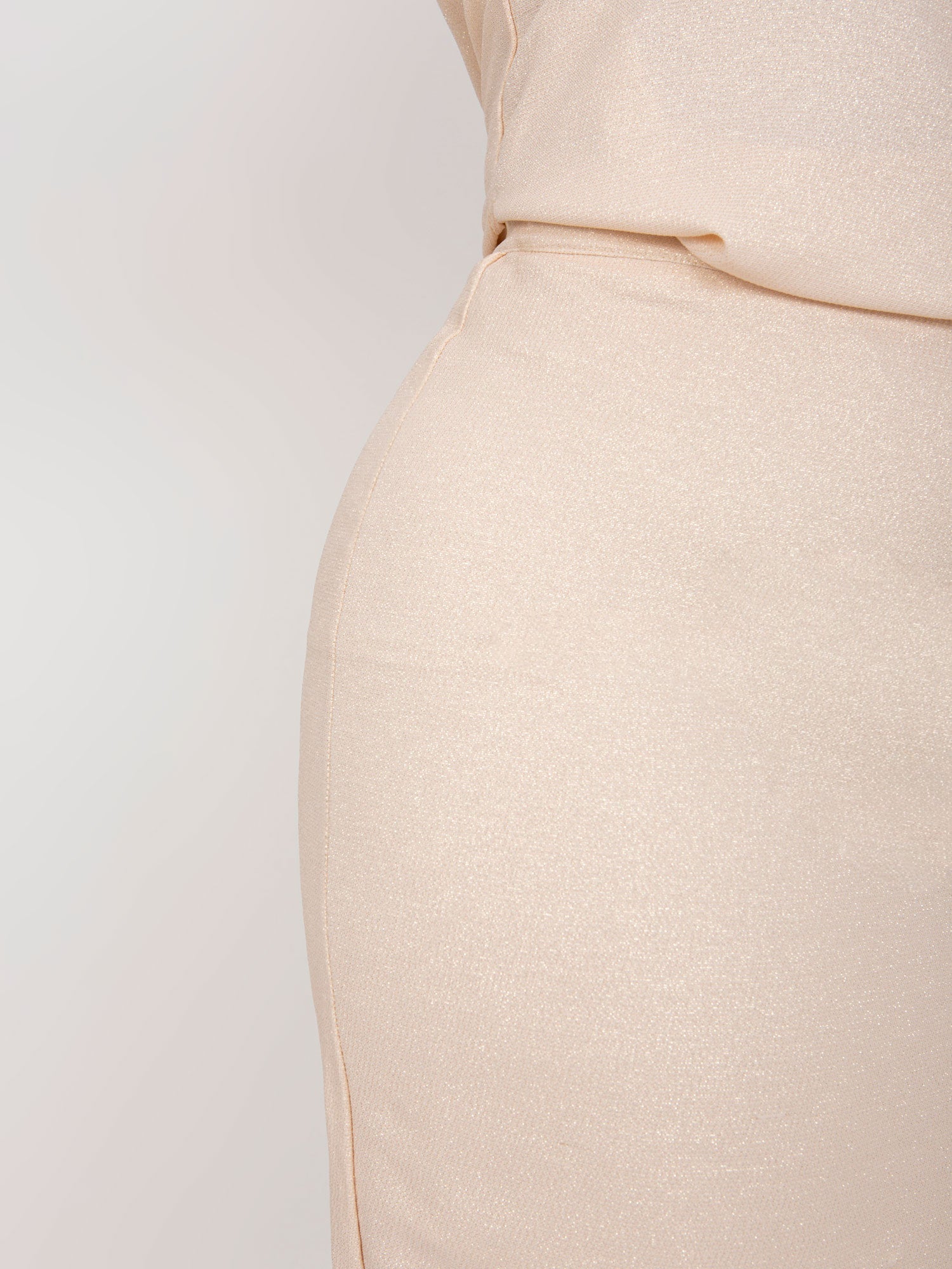 Jasnobrzoskwiniowa ołówkowa spódnica plus size