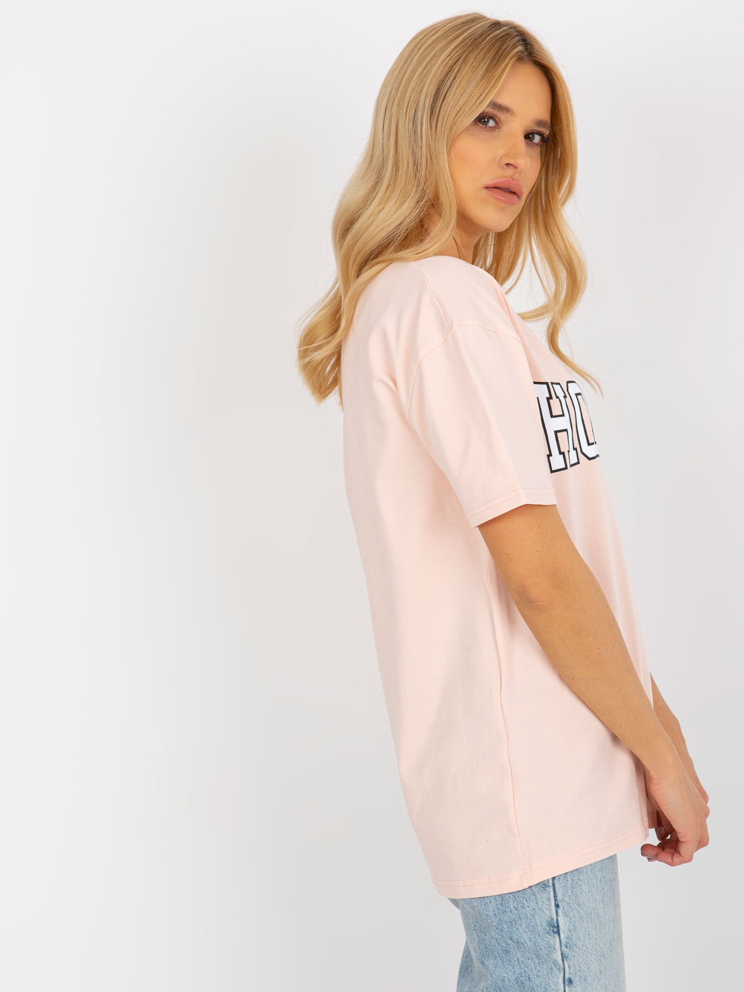 Jasnobrzoskwiniowy damski luźny t-shirt z nadrukiem