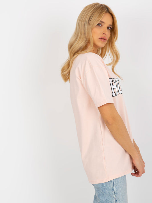 Jasnobrzoskwiniowy damski luźny t-shirt z nadrukiem