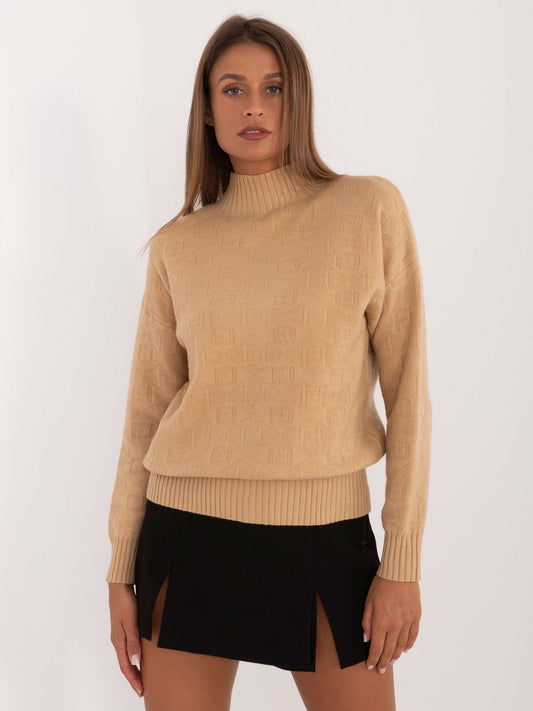 Jasnocamelowy sweter we wzory z półgolfem