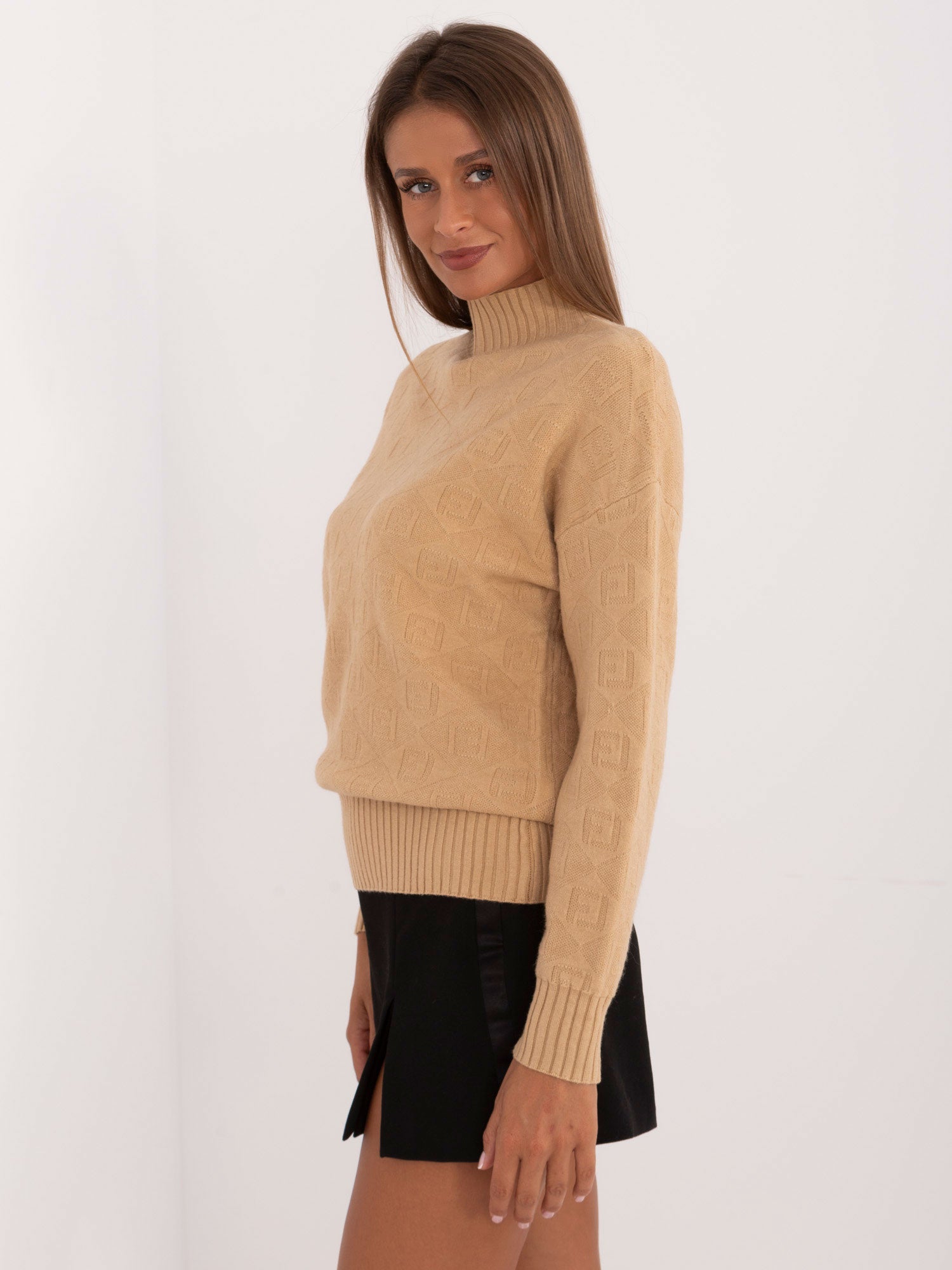 Jasnocamelowy sweter we wzory z półgolfem