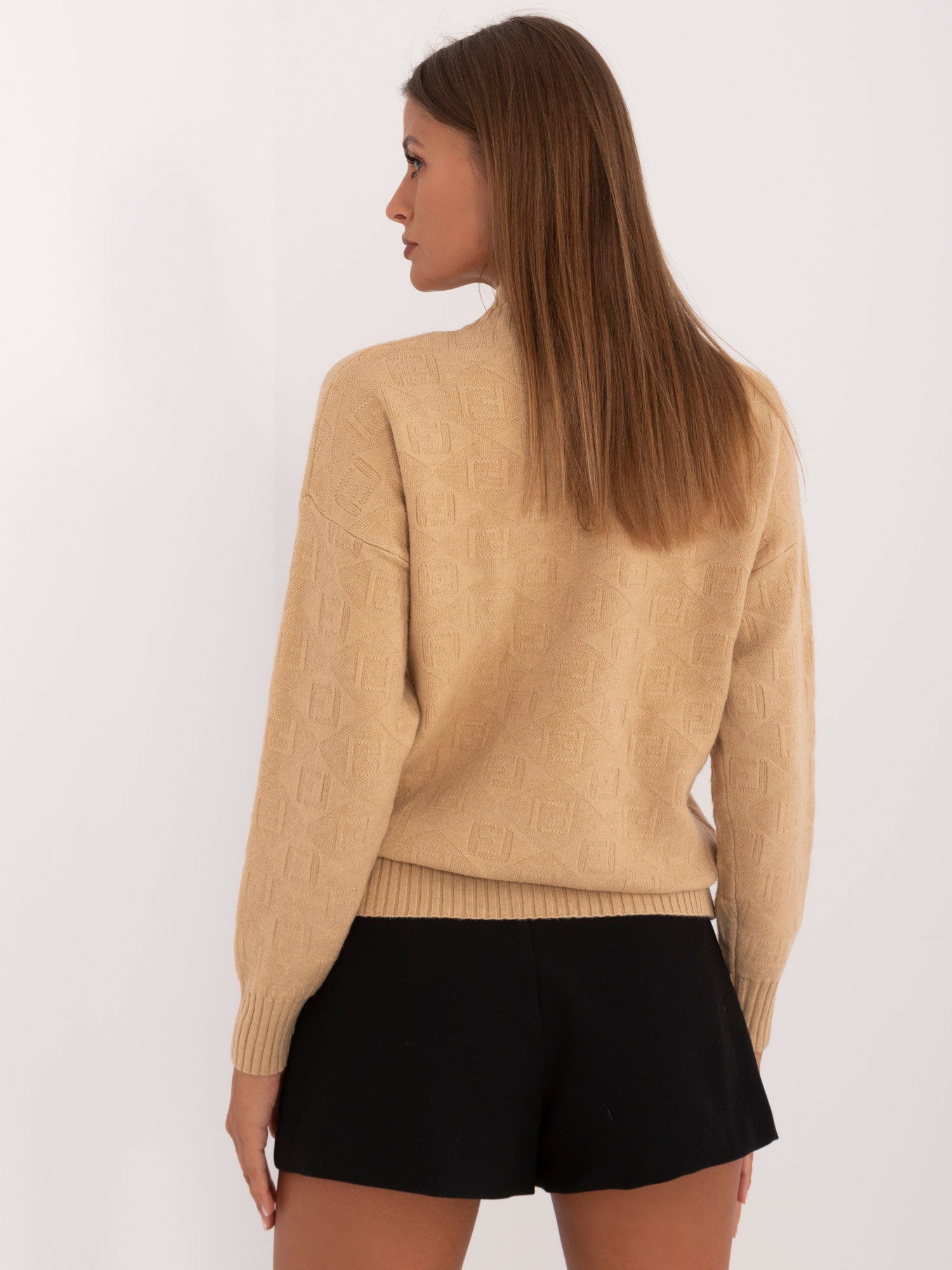 Jasnocamelowy sweter we wzory z półgolfem