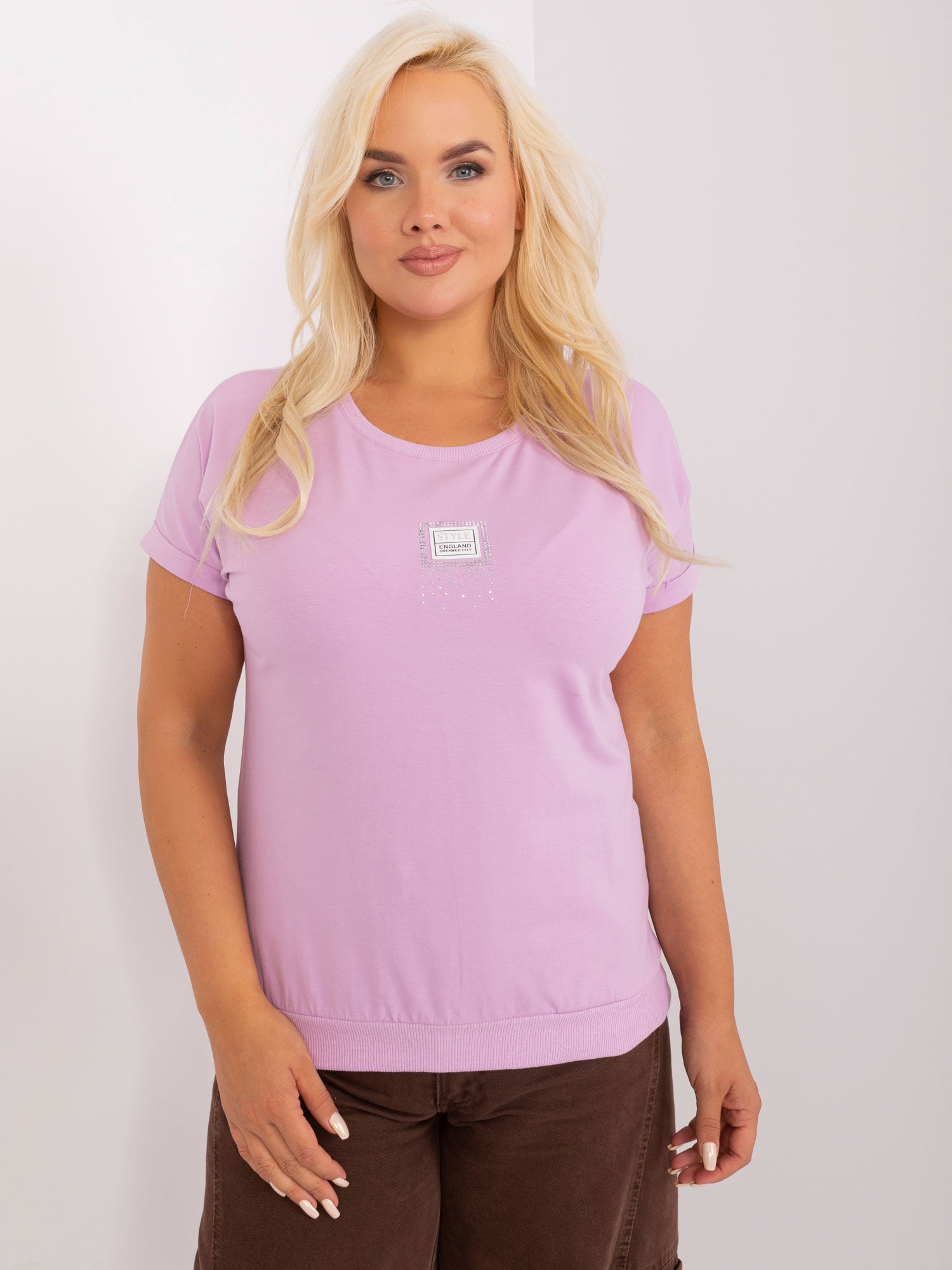Jasnofioletowa bluzka plus size z naszywką