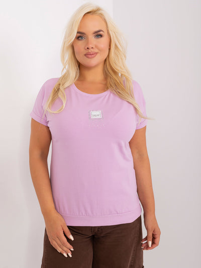 Jasnofioletowa bluzka plus size z naszywką