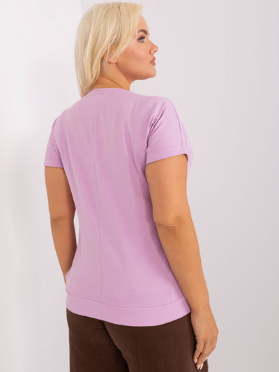 Jasnofioletowa bluzka plus size z naszywką