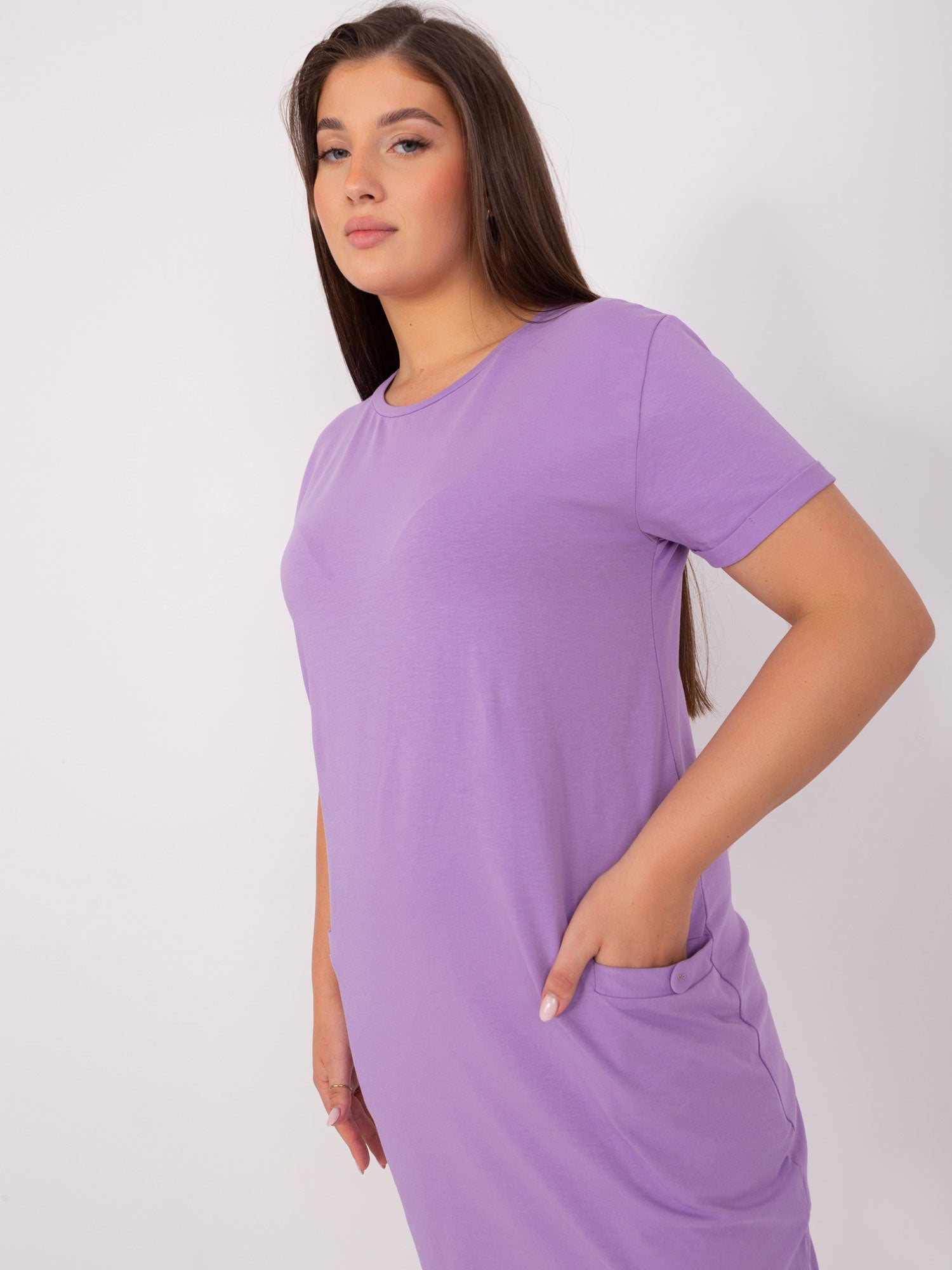 Jasnofioletowa sukienka plus size basic z krótkim rękawem