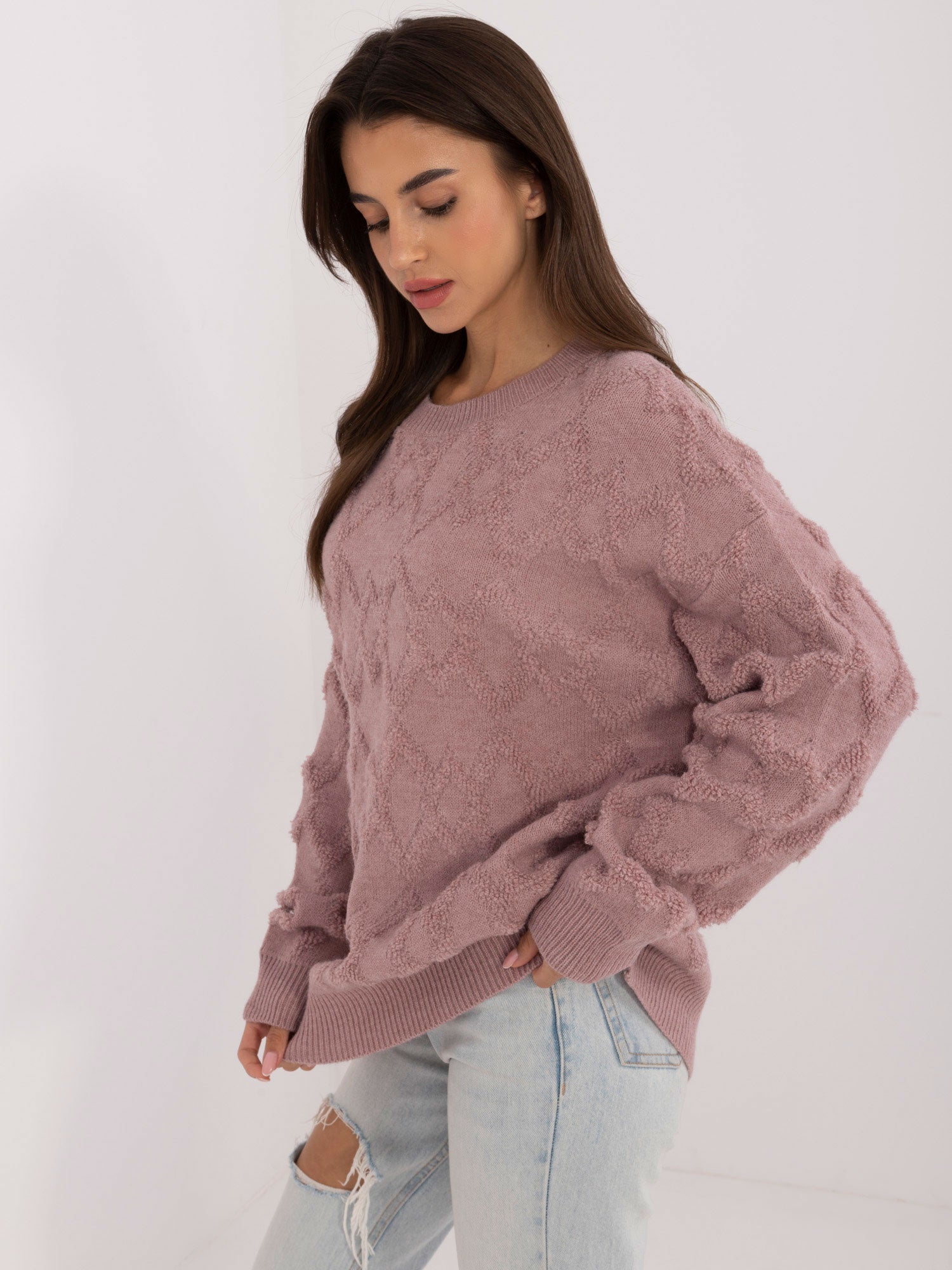 Jasnofioletowy damski sweter oversize z okrągłym dekoltem