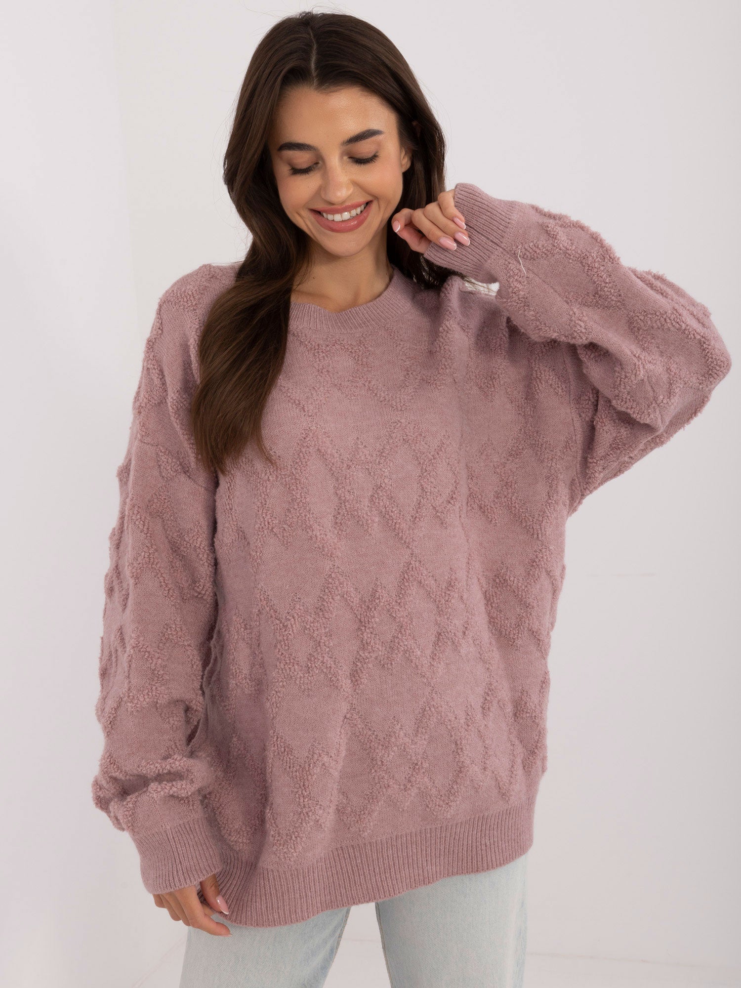 Jasnofioletowy damski sweter oversize z okrągłym dekoltem