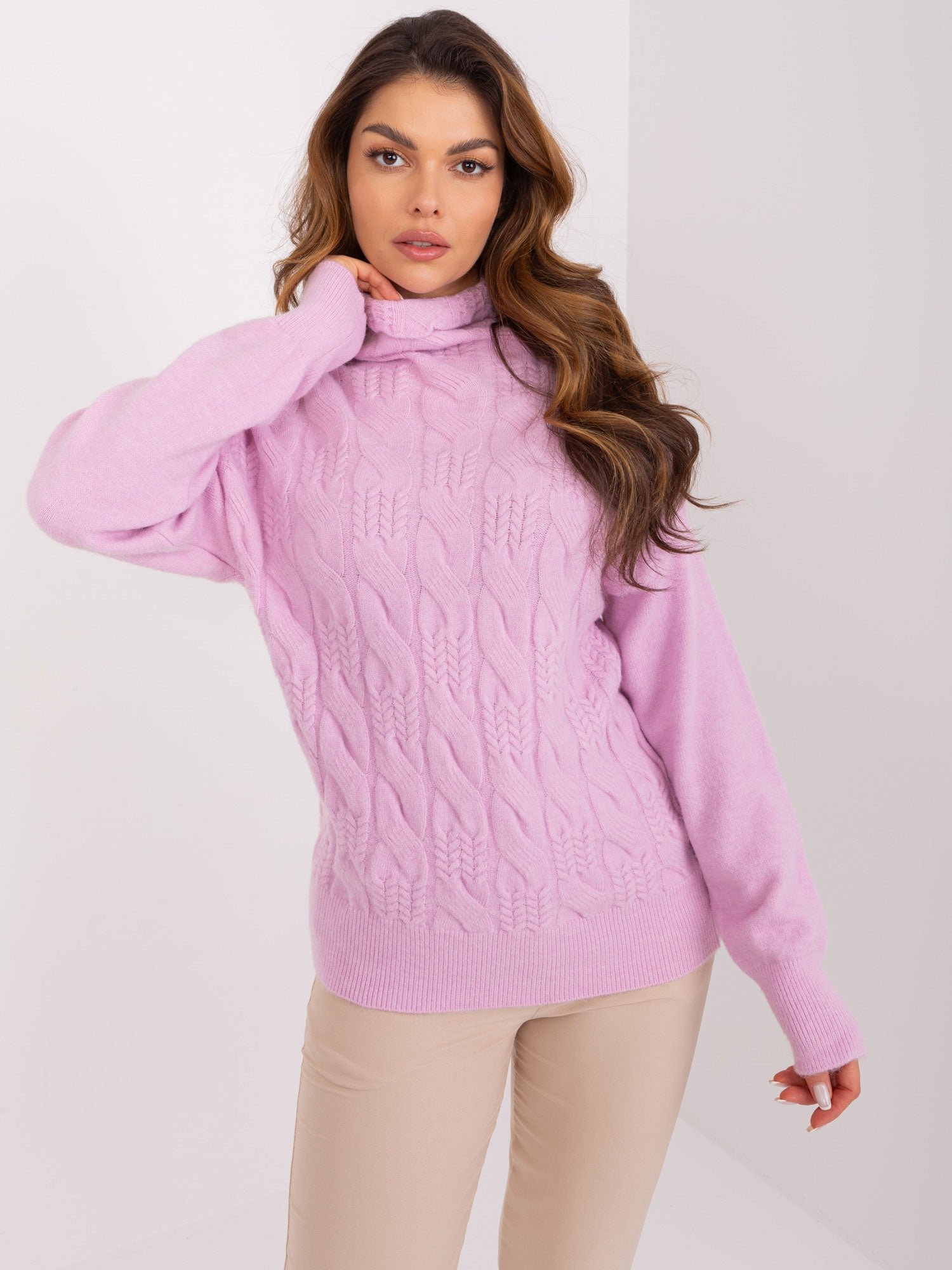 Jasnofioletowy dzianinowy sweter w warkocze