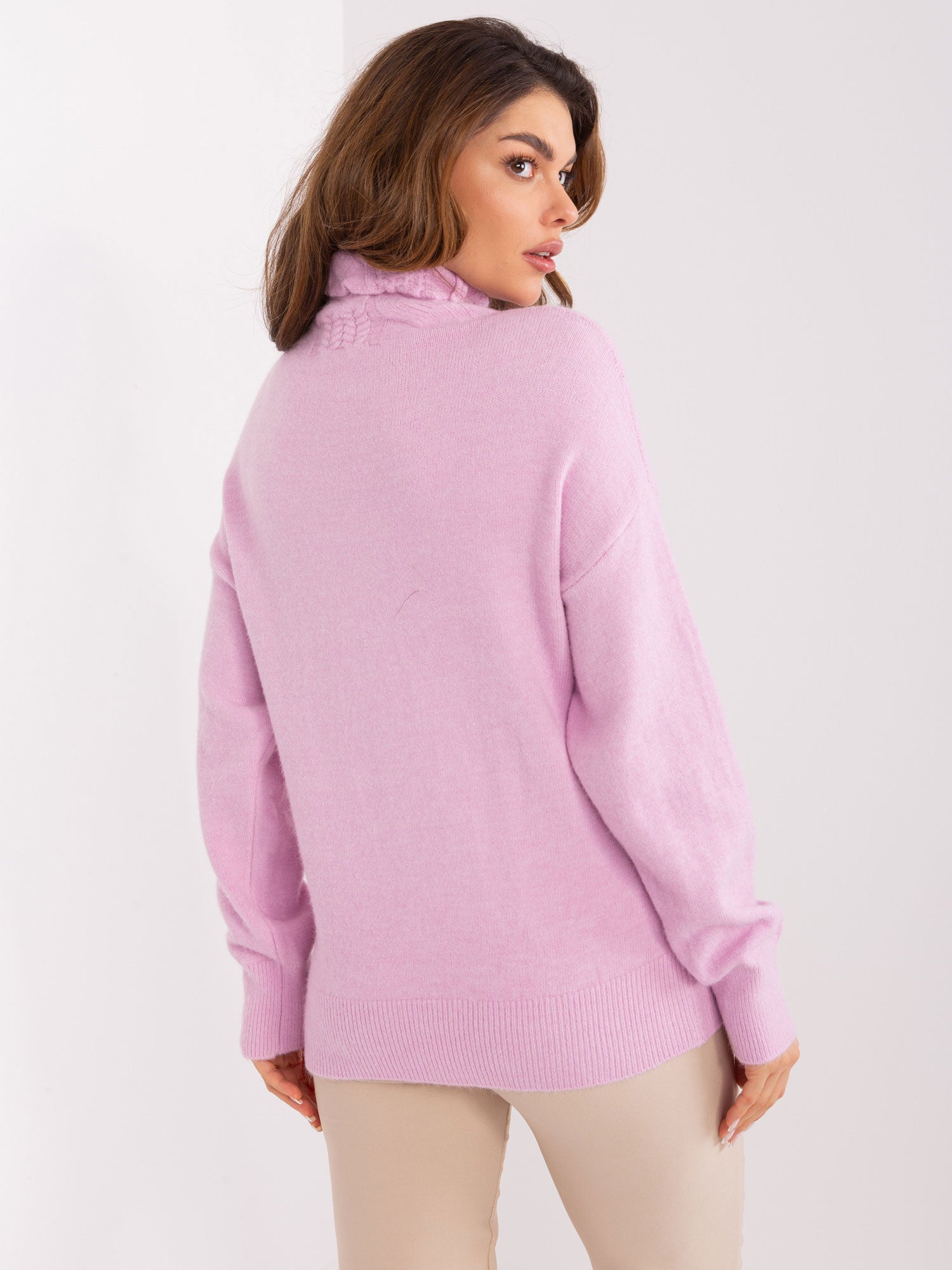 Jasnofioletowy dzianinowy sweter w warkocze