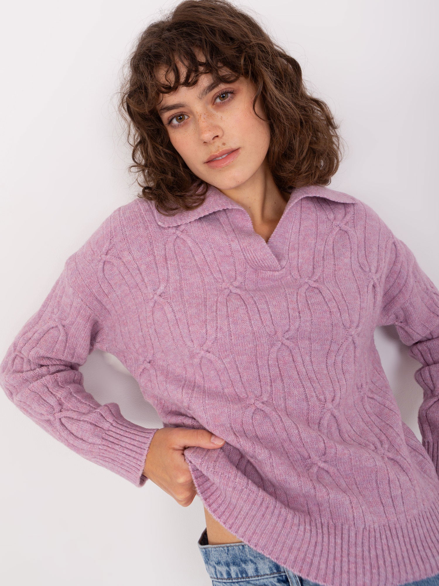 Jasnofioletowy dzianinowy sweter w warkocze