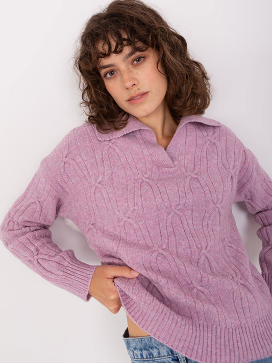 Jasnofioletowy dzianinowy sweter w warkocze
